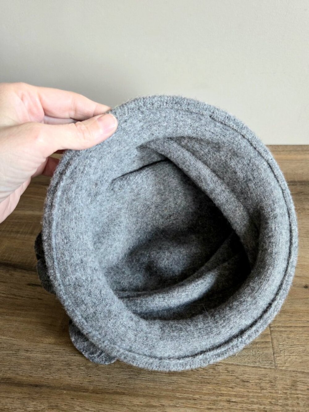 Gray wool hat with floral details on the side. - Picture 6 of 7